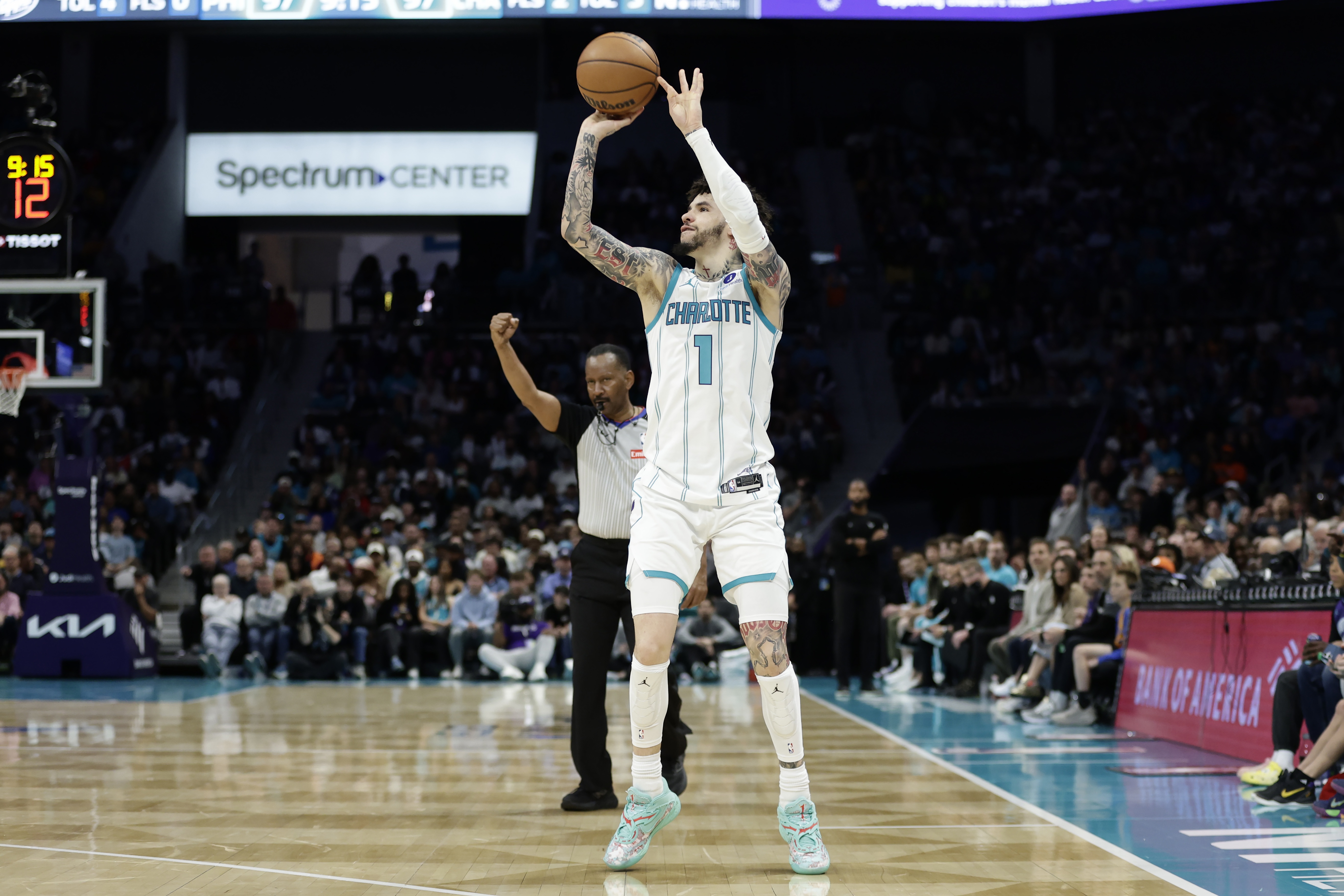 2026世界杯赛程安排-对飚！拉梅洛·鲍尔上半场14中8砍下23分 杰伦·布朗14中6砍18分